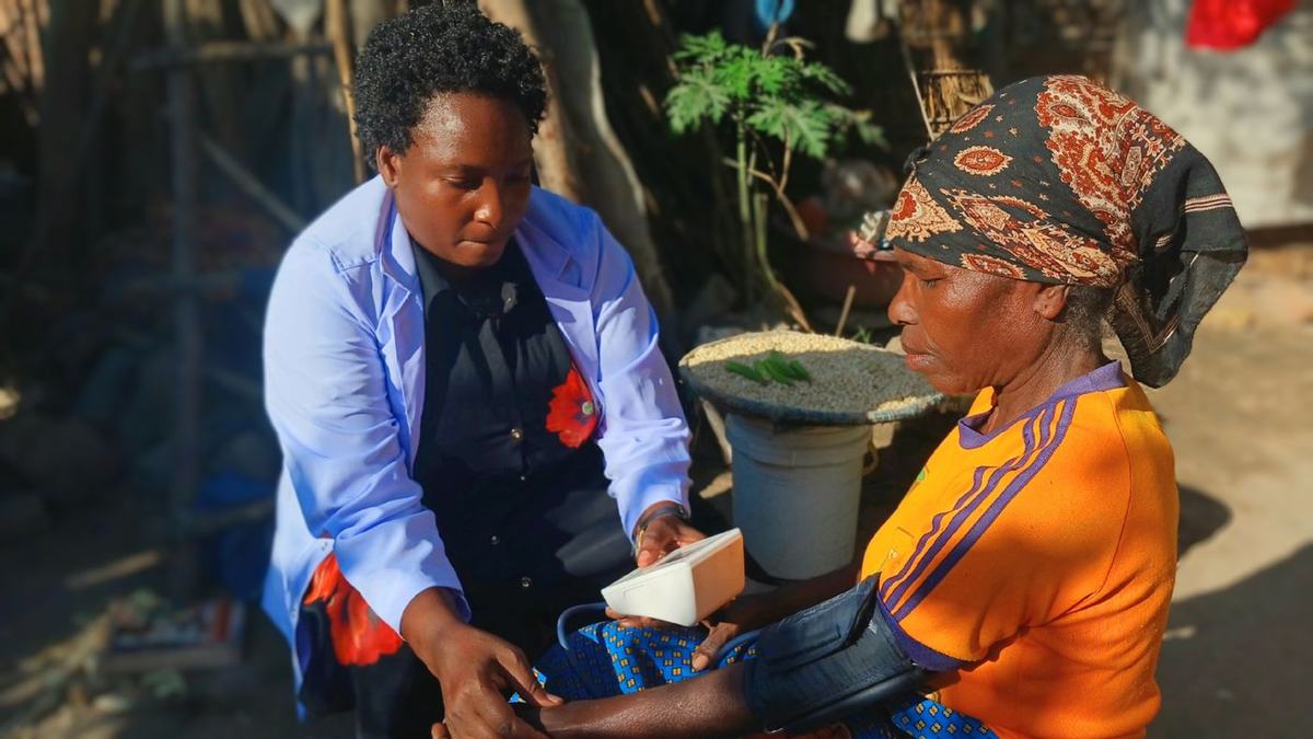 The palliative care team visits a mother at home to monitor symptoms and support her family.
